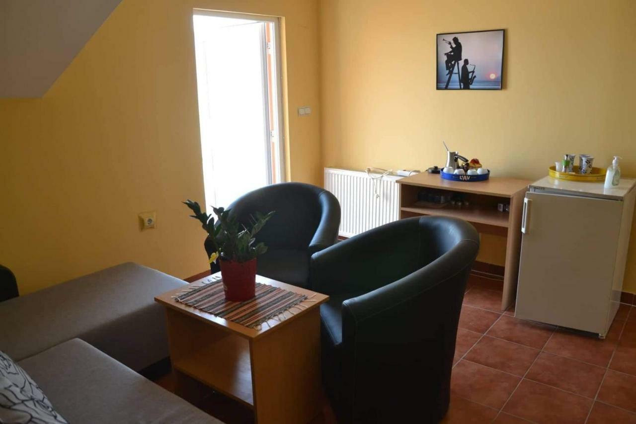 Guest House Bole Vinci Bagian luar foto